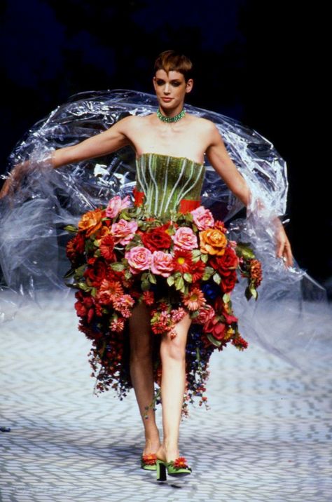 Spring/Summer 1997 Flower Runway Fashion, Sibyl Buck, Hunger Games Outfits, Dior Dress, Red Carpet Gowns, Weird Fashion, Vintage Couture, Fashion People, Celebrity Look