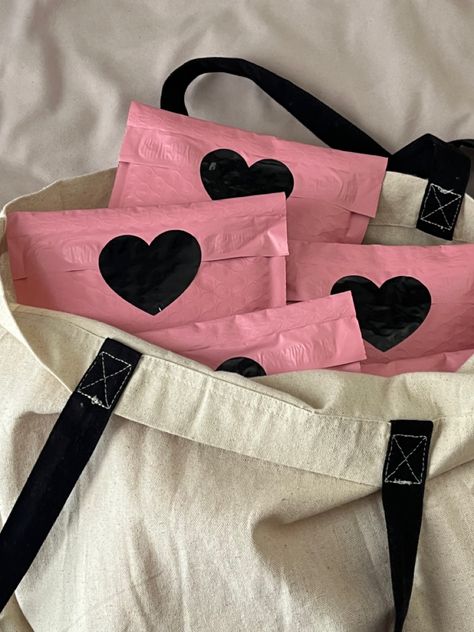 Depop Packaging Ideas Aesthetic, Clothing Business Packaging Aesthetic, Aesthetic Small Business Packaging, Small Packaging Ideas, Depop Packaging Ideas, Pink Aesthetic Packaging, Cute Plastic Bag Packaging, Cute Packaging Ideas, Packaging Aesthetic