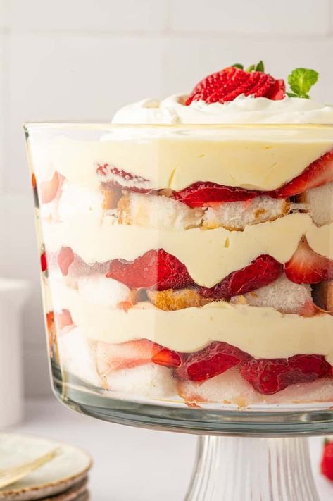 Indulge in the deliciously layered combination of cubed angel food cake, sweet strawberries, and a creamy vanilla pudding filling, making it a delightful and crowd-pleasing treat. Spiked Strawberries, Trifle With Angel Food Cake, Strawberry Cake Aesthetic, Shortcake Trifle, Strawberry Cake Decorations, Strawberry Shortcake Trifle, Showstopper Dessert, Shortcake Biscuits, Strawberry Trifle