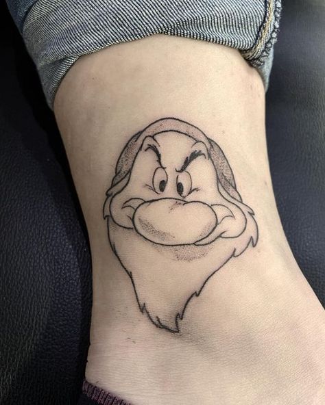 Grumpy Tattoo Ideas, Grumpy Tattoo Disney, Seven Dwarfs Tattoo, Grumpy Tattoo, Grinch Tattoo, Snow White Tattoos, Grandpa Tattoo, Tattoo Board, Family Tattoo