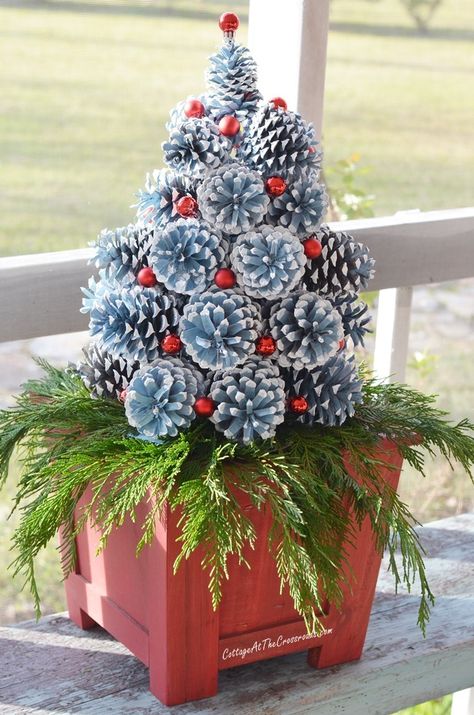 A tutorial on how to make pine cone Christmas trees Julkransar Diy, Pine Cone Christmas Decorations, Pine Cone Christmas, Pinecone Crafts Christmas, Pine Cone Christmas Tree, Christmas Pine Cones, Cone Christmas Trees, Pine Cone Decorations, Pine Cone Crafts