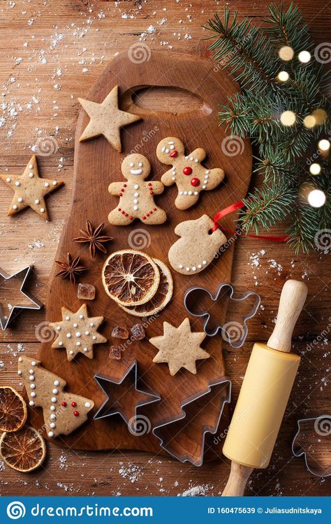 Christmas Cookie Photoshoot, Christmas Cookies Photography, Gingerbread Cookies Aesthetic, Cookie Homemade, Wooden Kitchen Board, Christmas Food Photography, Ideas Decoracion Navidad, Fourth Of July Cakes, Cookie Pictures