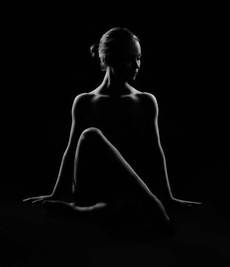 Low Key Portraits, Black And White Photography Portraits, Low Key Photography, Body Art Photography, Silhouette Photography, Shadow Photography, Body Photography, Foto Tips, Black And White Portraits