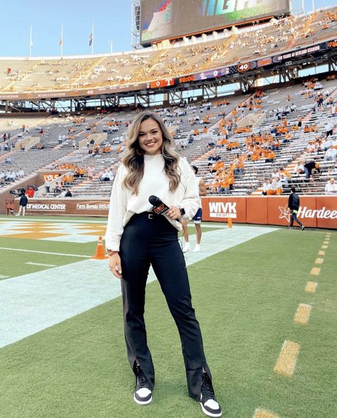 Woman Sports Reporter, College Coach Outfit, Women Sports Broadcaster, Sports Interview Aesthetic, Journalist Outfits Women, Reporters Outfits, Sports Coach Outfit, Presenter Outfits Women, News Reporter Outfit Women