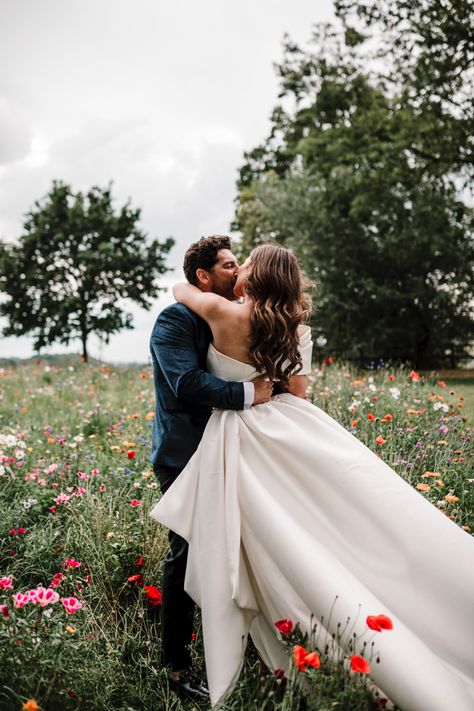 Wildflower Field Wedding Ceremony, Wedding In Meadow, Flower Field Elopement, Flower Field Wedding Photos, Wild Flower Field Wedding, Wedding In Flower Field, Wildflower Meadow Wedding, Vibrant Wedding Photography, Wildflower Field Wedding