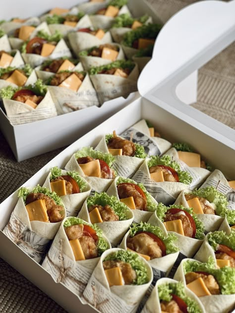 Modern Brunch Ideas, Starters For Weddings Receptions, Birthday Lunch Decorations, Finger Foods Design, Catering Packaging Ideas, Appetizer Table Set Up, Catering Food Displays Buffet Tables, Picnic Box Ideas Food, Platter Box Ideas