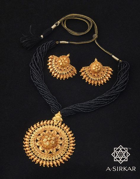 Gold Pendant Jewelry Indian, A Sirkar, Gold Pendent, Flower Costume, Gold Jewelry Outfits, Black Beads Mangalsutra Design, New Gold Jewellery Designs, Gold Earrings Models, Gold Mangalsutra Designs