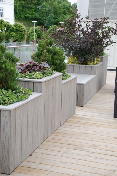 jardineras hechas a medida en terraza con las lamas en vertical Diy Decking, Wood Deck Designs, Wooden Flower Boxes, Deck Planters, Diy Flower Boxes, Raised Flower Beds, Diy Deck, Wooden Flowers, Building A Deck