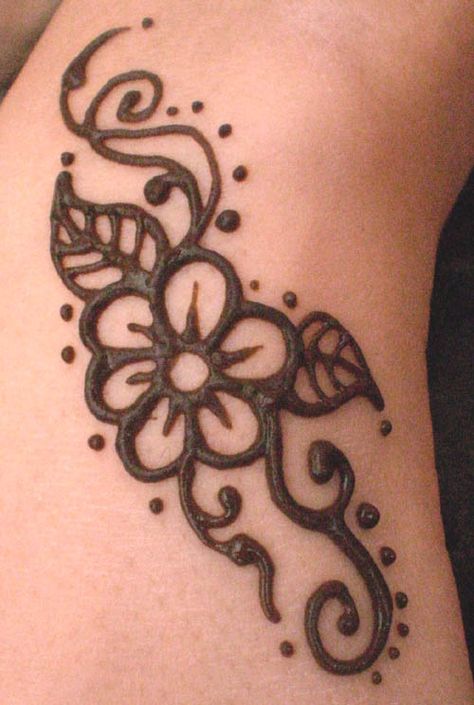 Henna Flower. It can be a sweet and simple design to bring a smile to someone. Hanna Tattoo, Small Henna Tattoos, Small Henna Designs, Henna Ink, Henna Designs Simple, Henne Tattoo, Henna Flower Designs, Cream Tattoo, Cute Henna Designs