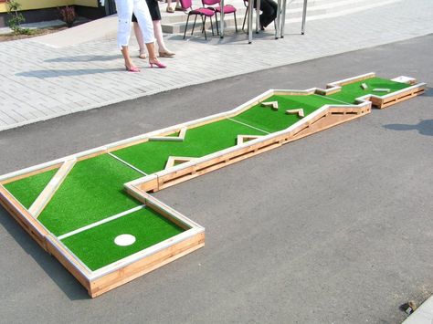 Want to play Mini Golf? Play it at home! Interchangeable Mini Golf - always different! Mini Putt Course, Putput Golf, Indoor Putt Putt, Homemade Games, Golf 9, Mini Putt, Star Garden, Golf Business, Camp Fires