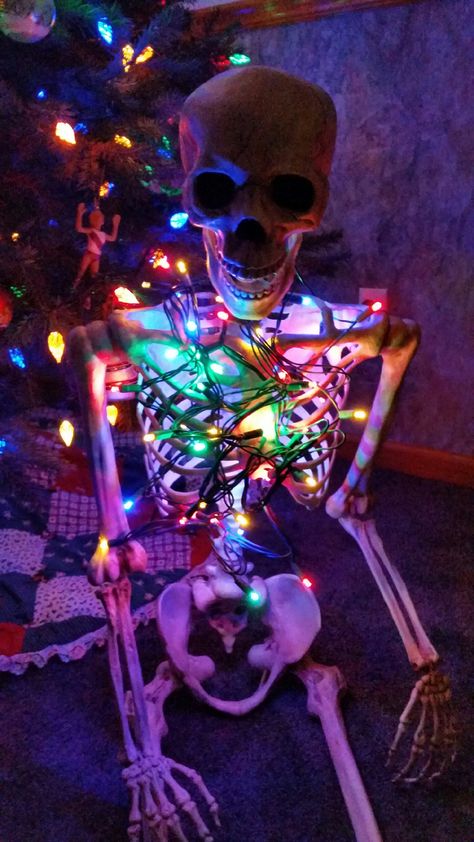 Skeleton Jokes, Skeleton Pics, Fall Skeleton, Silly Skeleton, Skeleton Christmas, Halloween Skeleton Decorations, Christmas Skeleton, Halloween Graveyard, Creepy Christmas