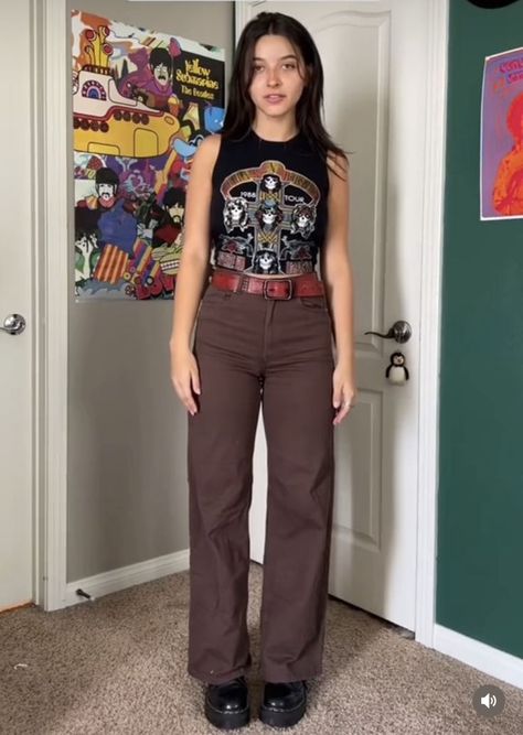 Outfit Teatro, 70s Inspired Fashion Outfits, Casual First Date Outfit, Grunge Goth Outfits, Waist Emphasis, 70s Grunge, Doc Martens Outfits, First Date Outfit, Metal Outfit