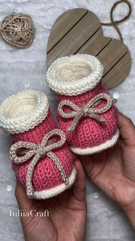 Knitting Baby Booties, Easy Baby Knitting Patterns, Baby Booties Free Pattern, Scrap Yarn Crochet, Knit Baby Shoes, Diy Knit, Crochet Baby Booties Pattern, Knitted Slippers Pattern, Baby Booties Knitting Pattern