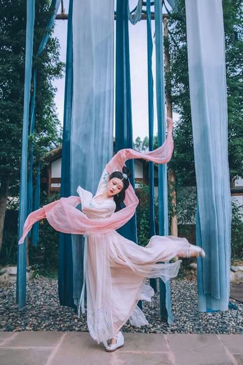 Chinese Classical Dance, Chinese Dance Pose, Chinese Ribbon Dance, Geisha Dancing, Geisha Dance, Dancing Pose Reference, Chinese Dancing, Traditional Asian Clothing, Dancing Pose