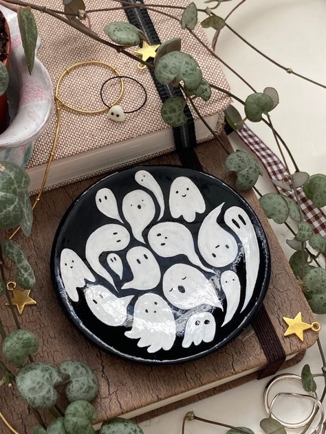 Upcycle Cardboard, Cute Trinket Dish, Ghost Clay, Clay Coasters, Diy Pottery Painting, Clay Ring, Jewellery Dish, Air Dry Clay Projects, Pottery Painting Designs