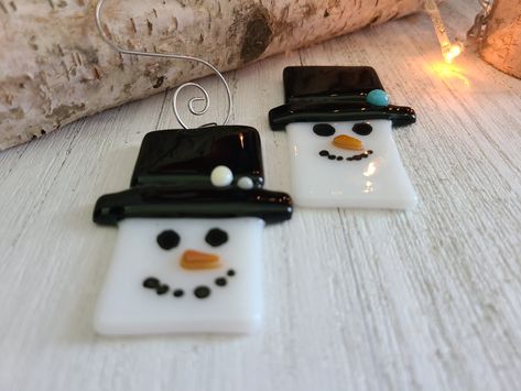 This listing is for one randomly picked fused glass melted or rectangle snowman ornament. Each ornament is slightly different. These glass ornaments would make an amazing secret Santa gift, or a perfect addition to your own tree.Rectangle (not melted) snowman *Sizes are approximately 2 in by 1.25 in Melted snowman*Sizes approximately 2in by 2 in Glass Snowman Ornaments, Melted Snowman, Glass Snowman, Glass Christmas Decorations, Fused Glass Artwork, Fused Glass Ornaments, Glass Fusing Projects, Snowman Ornament, Secret Santa Gift