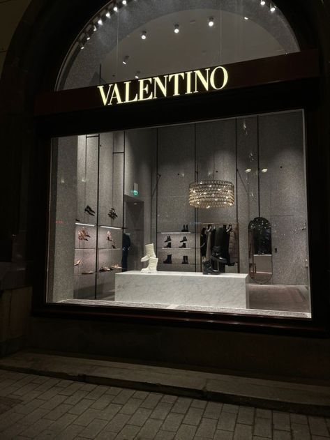 Valentino Valentino Store Aesthetic, Valentino Aesthetic Wallpaper, Evs Project, Valentino Aesthetic, Valentino Store, C 63 Amg, Dark Feminine Aesthetic, Rich Women, Shopping Photography