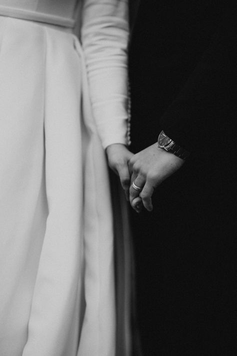 Married Photoshoot, Married Photos, Couple Holding Hands, Wedding Hands, White Bride, Just Married, Wedding Attire, Wedding Classic, Wedding Details