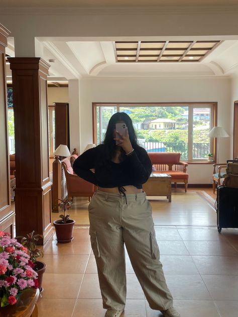 Cargo Pants Outfit Plus Size, Khaki Cargo Pants Outfit, Beige Cargo Pants Outfit, Pants Outfit Plus Size, Plus Size Outfit Ideas, Mid Size Outfits, Beige Cargo Pants, Outfit Plus Size, Khaki Cargo Pants