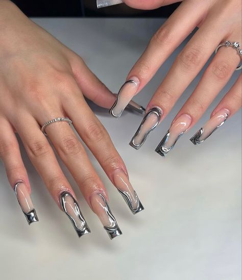 Nail Design Silver, Aesthetics Nails, Chrome Nails Silver, Nails Aesthetics, Silver Acrylic Nails, Nails Metallic, Metallic Nails Design, Metal Nails, Concert Nails