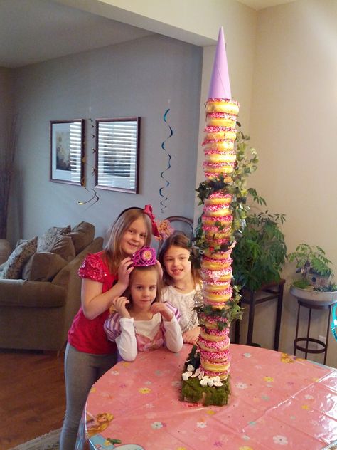 Rapunzel Donut Tower, Rapunzel Cupcake Tower, Tangled Rapunzel Tower, Tower Rapunzel, Tangled Birthday Games, Tangled Theme, Donut Tower, Rapunzel Disney, Rapunzel Birthday