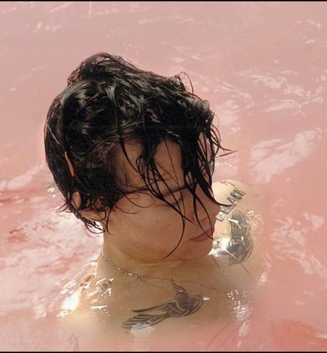 Harry Styles Pink, Harley Weir, Harry Styles Poster, Wall Pics, Spotify Playlist Covers, Harry Styles Wallpaper, Harry Styles Photos, One Direction Pictures, Mr Style