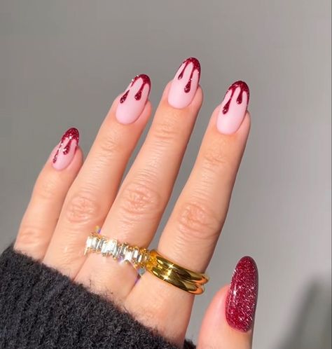 halloween nails, red glitter nails, blood drip nails, red halloween nails Blood Nails, Red Nails Glitter, Halloween Nails Easy, Cute Halloween Nails, Drip Nails, Glam Nails, Halloween Nail Designs, Halloween Nail, Halloween Nail Art