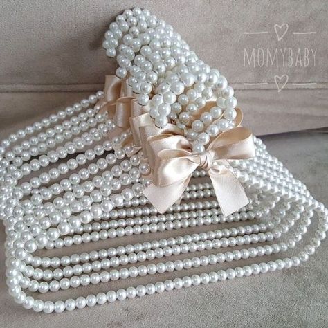 Pearl Hanger, Pearl Crafts, Desain Pantry, Hand Beaded Bag, Decoration Shabby, Sac Diy, Wedding Gifts Packaging, Pearl Bag, Luxury Baby