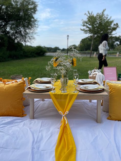 Bridal Picnic, Picnic Table Decor, Yellow Picnic, Picnic Party Decorations, Night Picnic, Graduation Dinner, Backyard Birthday Parties, Aesthetic Picnic, Picnic Birthday Party