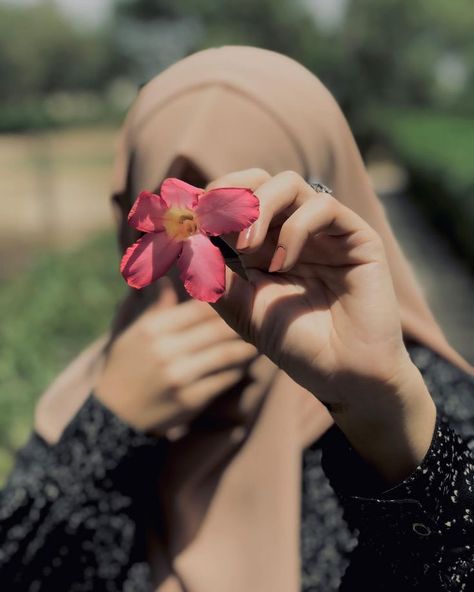 ❣️ Hijab Girl Dpz Hidden Face, Aesthetic Girls Dpz, Girls Dpz Hidden Face, Girls Dpz Instagram, Hidden Face Aesthetic, Muslim Dp, Girls Dpz Stylish, Good Vibes Wallpaper, Green Screen Images