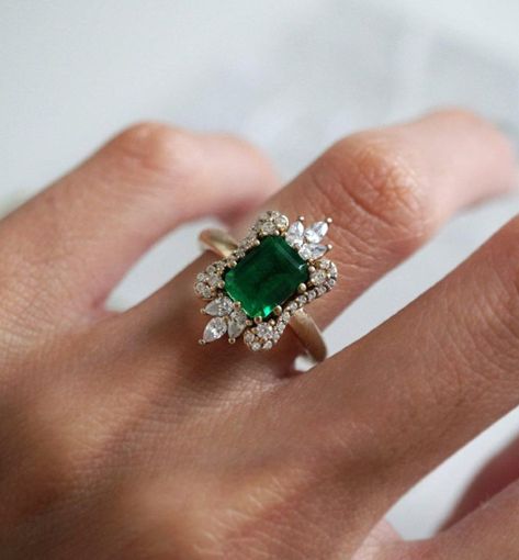 Office Film, Emerald Engagement Ring Green, Verde Jade, Pear Diamond Rings, Emerald Diamond Ring, Wedding Rings Halo, Vintage Style Rings, Emerald Engagement, Deco Engagement Ring