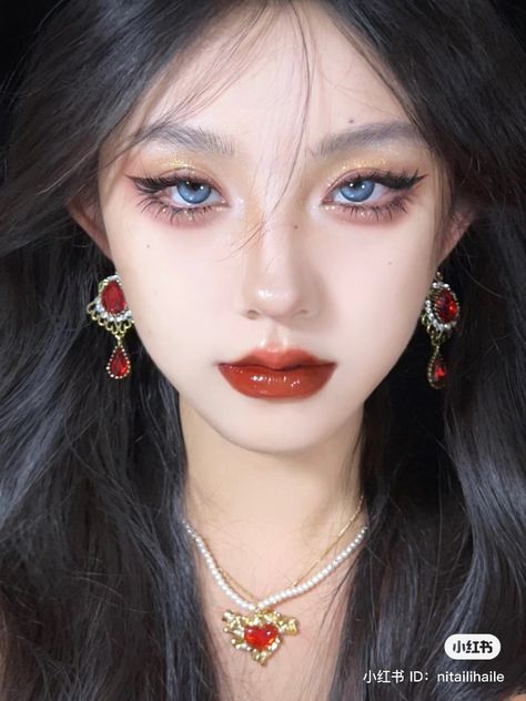 Elegant Red Makeup Looks, Chinese Red Eye Makeup, Chinese New Year Makeup Look, Manhua Makeup, Chinese New Year Hairstyle, Red Douyin Makeup, Chinese New Year Outfit Ideas, Chinese New Year Makeup, Lunar New Year Makeup