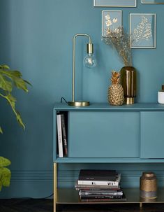 Un mur bleu turquoise comme le meuble qui l'habille au salon Turquoise Living Room Decor, Miami Decor, Living Room Turquoise, Small Office Design, Matching Paint Colors, Bleu Turquoise, Colour Schemes, Decor Interior Design, Store Design