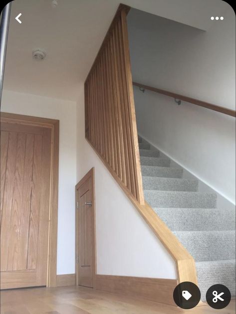 Scandi Staircase Ideas, Modern Wood Banister, Modern Oak Staircase, Scandi Staircase, Scandinavian Railing, Scandi Stairs, Landing Banister Ideas, Wooden Bannister Ideas, Stairs Banister Ideas