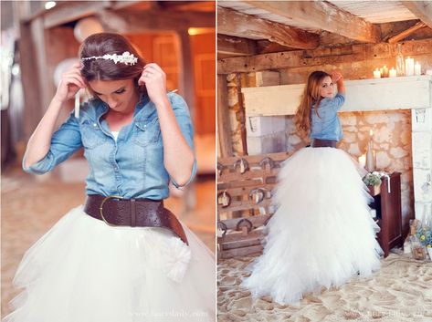 3 idées mode pour ne pas avoir froid en robe de mariée Country Wedding Groomsmen, Denim Wedding Dresses, Jeans Wedding, Denim Wedding, Blue Jean Dress, Wedding Groomsmen, Blue Wedding Dresses, Western Wedding, Wedding Tips