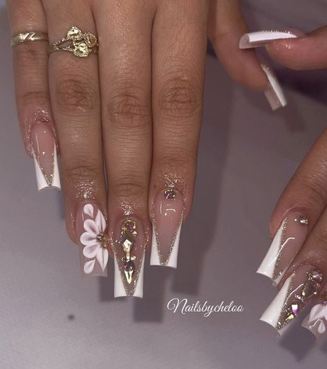 Quince Nails White And Silver, Short White And Gold Nails Simple, Nails With White And Gold, Gold Quince Nails, Virgencita Nails, Xv Nails, Anniversary Nails, Grad Nails, Acrylics Nails