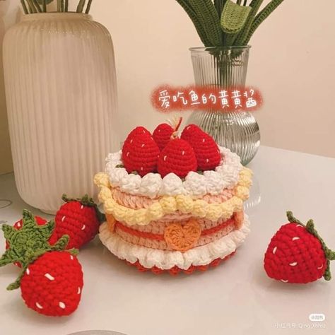 Kawaii Crochet Ideas, Crochet Cake Free Pattern, Cake Amigurumi, Cake Crochet, Crochet Cake, Crochet Bouquet, Pola Amigurumi, Crochet Keychain Pattern, Crochet Design Pattern