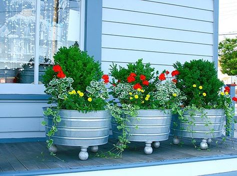 Add legs to galvanized buckets for great planters... Galvanized Tub, Wash Tubs, Have Inspiration, Garden Containers, The Porch, Garden Inspired, Garden Cottage, Lawn And Garden, Container Plants