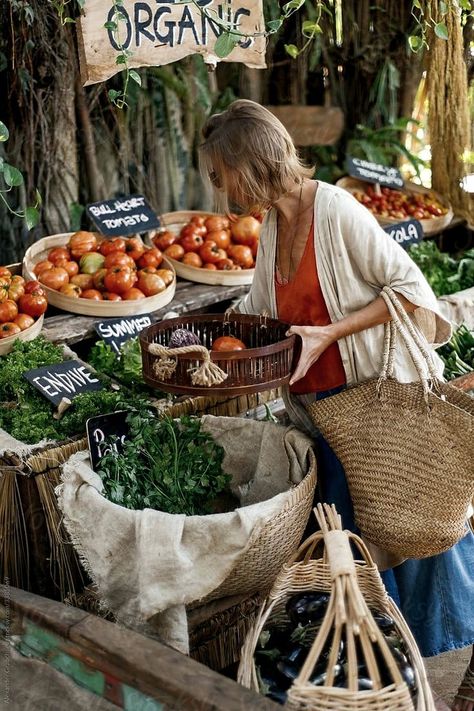 Woman At Farmers Market, Food Market Photography, Farmers Market Vegetables, Farmers Market Haul, Farmers Market Basket, Farmers Market Photography, Vintage Farmers Market Aesthetic, Farmers Market Packaging, Farmers Market Pictures