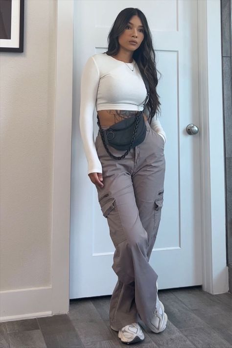 Clothes Aesthetic For Woman, Casual Style Outfits Aesthetic, Chill Casual Outfits, Gray Cargo Pants Outfit For Women, Spring Warm Outfits, Women’s Streetwear Fashion, Urban Style Outfits Women, Sydney Australia Outfits, Outfits Streetwear Mujer