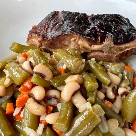 Black Eyed Pea Salad, Blackeyed Peas, Black Eyed Peas Recipe, Round Steak Recipes, Black Eyed Beans, Carrots And Green Beans, Can Green Beans, Cooked Meal, Northern Beans