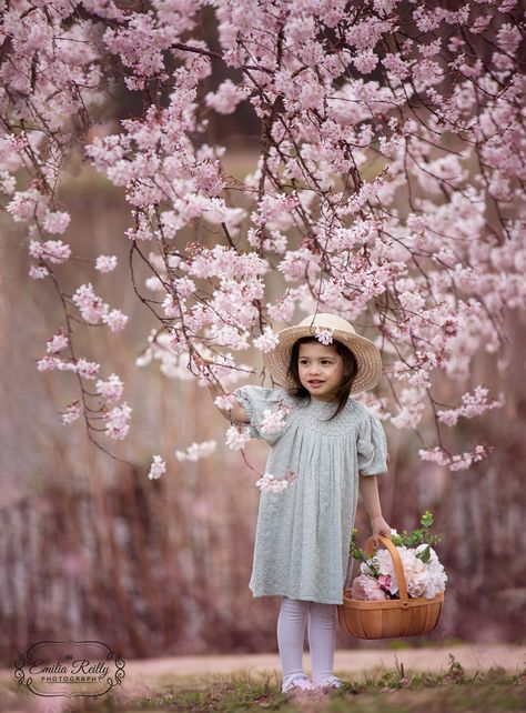 Blossom Tree Photoshoot, Blossom Photoshoot Ideas, Cherry Blossom Tree Photoshoot, Kids Outdoor Photoshoot Ideas, Blossom Photoshoot, Blossom Photoshoot Family, Cherry Blossom Portrait, Cherry Blossom Photoshoot, Cherry Blossom Pictures