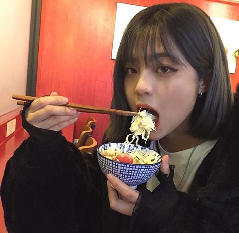 Eating Noodles, People Eating, Uzzlang Girl, Girl Short Hair, Jolie Photo, Grunge Hair, Aesthetic Hair, Girl Icons, Ulzzang Girl