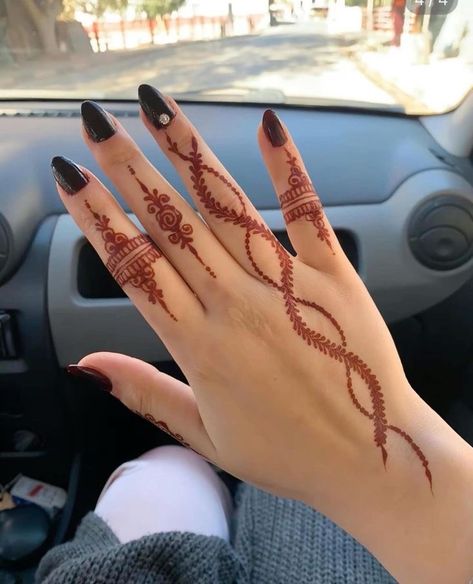 Henna Only On Fingers, Finger Mehndi Style Aesthetic, One Finger Mehandi Design, Simple Mehndi Designs Fingers Easy, Aesthetic Mehndi Tattoo, Simple Mehndi Designs Aesthetic, Henna Simple Designs Easy, Aesthetic Mehndi Designs Easy, Fingers Mehndi Design Simple