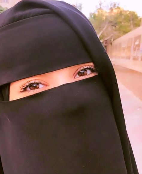 Nikab Girl, Aesthetics Dp, Hijab Instagram, 90s Bollywood Songs, Mode Niqab, Niqabi Girl, Hand Wallpaper, Army Couple Pictures, Fb Profile Photo