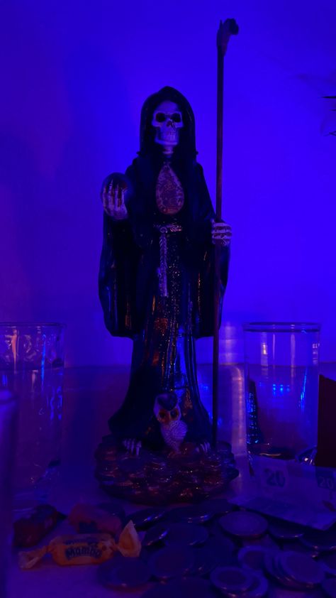 Santa Muerte Wallpaper, Santa Muerte Wallpaper Iphone, Santa Muerte Altar, Scary Demon, Santa Muerte Prayer, Grim Reaper Art, Voodoo Hoodoo, Classy Aesthetic, Red Wallpaper