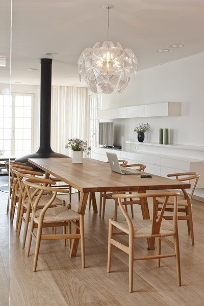 The interior scheme prevents clutter in a variety of creative ways, including concealing a heat pump in the walls and installing flush-fitting LED spotlights. Dining Room Table And Chairs, Rustic Dining Room, Dining Room Inspiration, Rustic Dining, Dining Room Design, Home Decor Tips, Room Table, 인테리어 디자인, Dining Room Decor