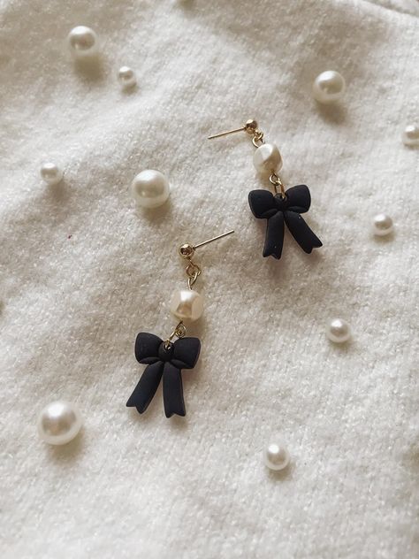 Black Pearl Jewelry Design, Cute Simple Clay Earrings, Polymer Clay Crafts Earrings, Cute Fall Earrings, Crafts With Polymer Clay, Aesthetic Clay Earrings Ideas, Clay Beaded Earrings, Paper Clip Earrings Diy, Handmade Earrings Design