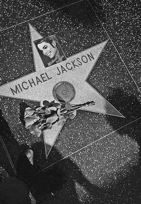 R&b Aesthetic, Jackson Aesthetic, Michael Jackson Poster, Michael Jackson Wallpaper, Photos Of Michael Jackson, Michael Jackson Smile, Crazy Night, Michael Jackson Bad, Artist Wall