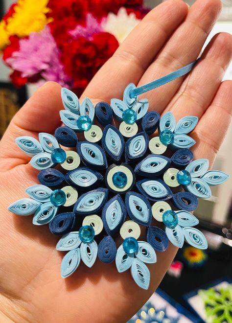 Paper Quilling Christmas Ornaments, Magazine Upcycle, Quilled Christmas Ornaments, Quilling Ornaments, Quilled Ornaments, Quilling Mandala, Diwali Art, Quilling Snowflakes, Diy Quilling Crafts